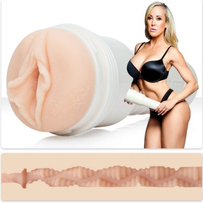 Masturbador masculino em silicone com textura interna e mulher loira em lingerie preta segurando o produto