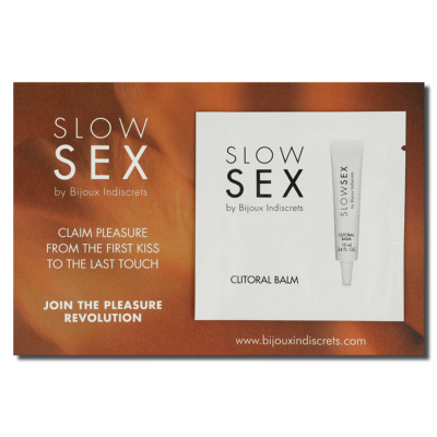 Embalagem SLOW SEX by Bijoux Indiscrets, balm clitoral branco 10 ml com fundo castanho e texto promocional