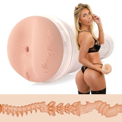 Produto sexual em silicone em tomada próxima e mulher segurando o produto
