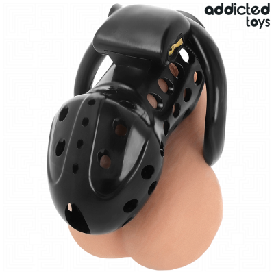 Dispositivo de bloqueio sexual masculino preto sobre base cor de pele com texto addicted toys.