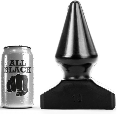 Lata de bebida com texto ALL BLACK ao lado de objeto negro em forma de cone com base larga e número 10