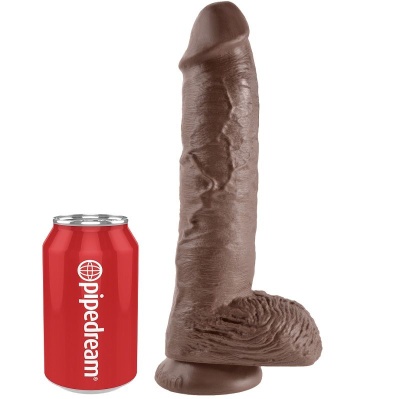 Dildo realista castanho ao lado de uma lata vermelha 'pipedream'.
