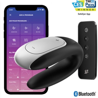 Dispositivo sexual preto e cinza com controle remoto e smartphone com app SATISFYER.