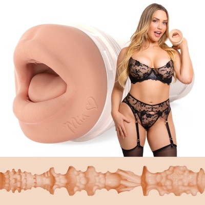 Brinquedo sexual em forma de boca com detalhes internos, modelo feminina com lingerie preta segurando o produto.