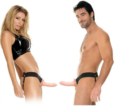 Casal com cintos e penes artificiais cor carne sobre fundo branco