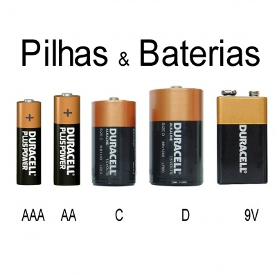 Cinco pilhas Duracell de tamanhos AAA, AA, C, D e 9V alinhadas sob texto Pilhas & Baterias