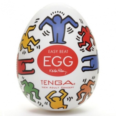 Ovo branco com ilustrações coloridas de figuras humanas e texto EASY BEAT EGG Keith Haring, TENGA NEW ADULT CONCEPT