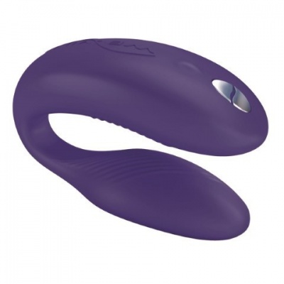 Dispositivo curvado em silicone roxo com botão prateado.