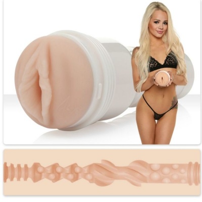 Brinquedo erótico masculino cor de pele com textura interna detalhada e mulher com lingerie preta