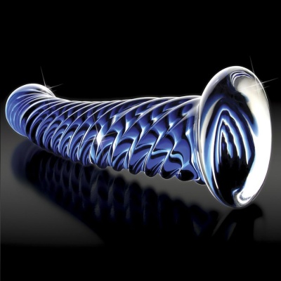 Objeto de vidro azul com padrão ondulado e brilho