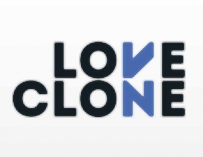Texto 'LOVE CLONE' em letras pretas e azul em fundo branco