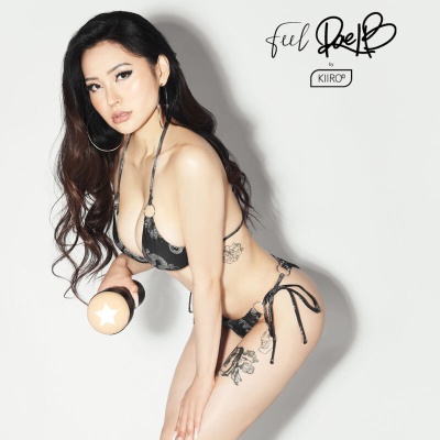 Mulher com biquíni preto com padrão segurando haltere em fundo branco