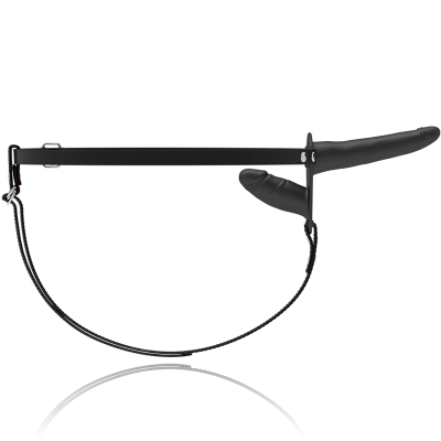 Brinquedo erótico preto com cinta ajustável sobre fundo branco