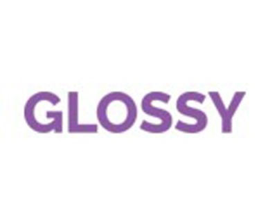 Palavra GLOSSY em roxo sobre branco