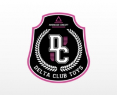 Emblema em formato de escudo preto com letras DC e texto Delta Club Toys