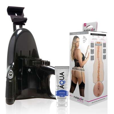 Máquina preta, gel lubrificante AQUA 50ml, caixa Fleshlight Girls com imagem de mulher loira em lingerie.