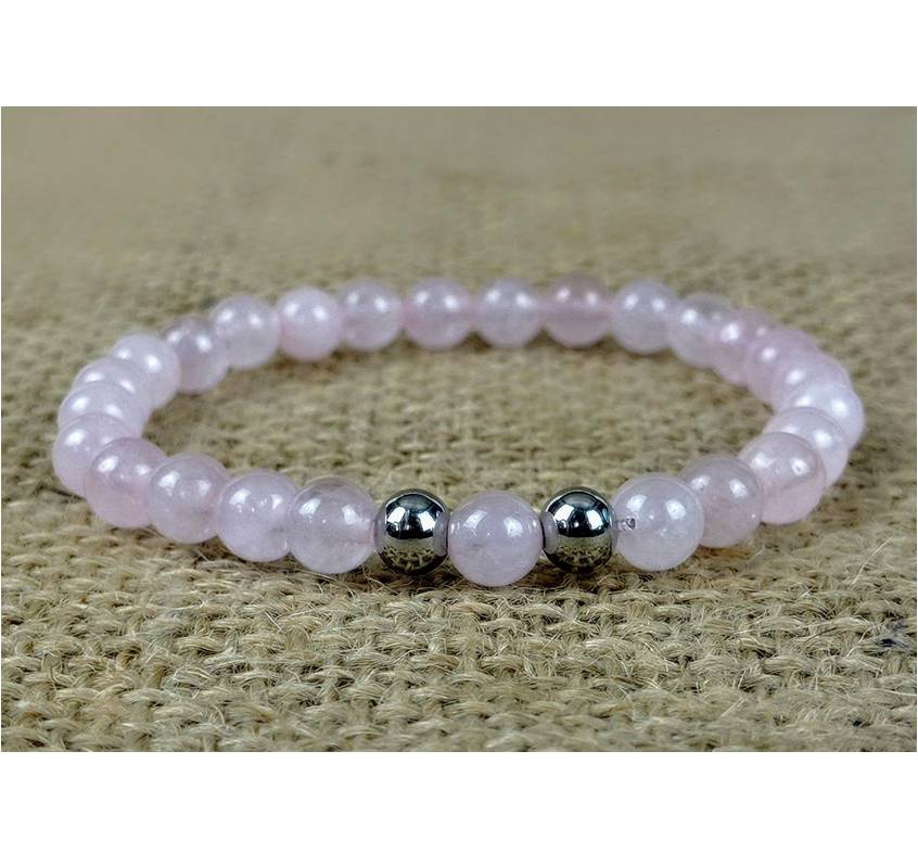 Pulseira do Amor - Quartzo Rosa Pulseira de contas rosa translúcidas com duas contas prateadas sobre tecido bege