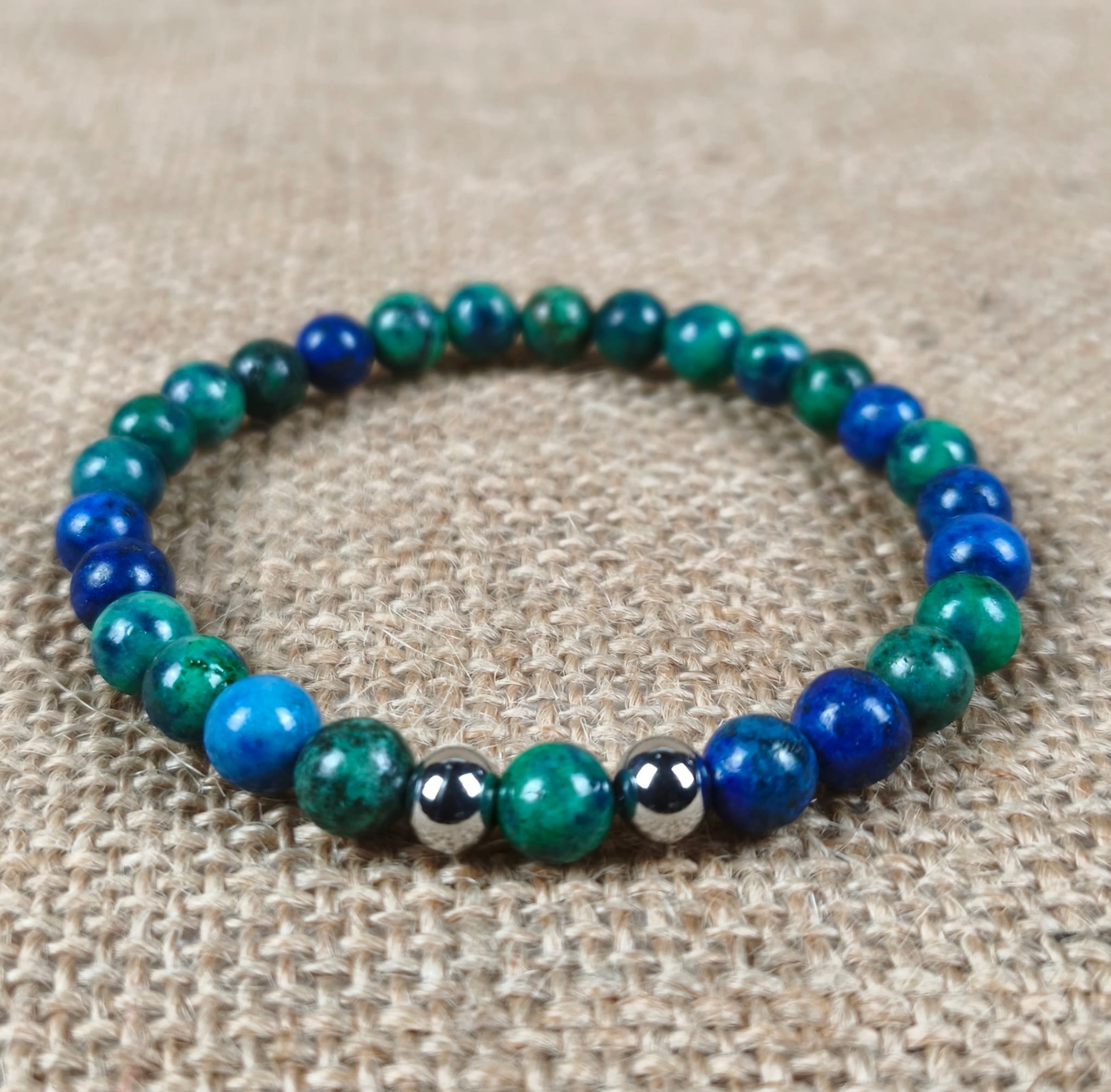 Pulseira do Sentido Crítico - Lápis Lazuli Pulseira de contas azuis e verdes com três contas metálicas prateadas no centro