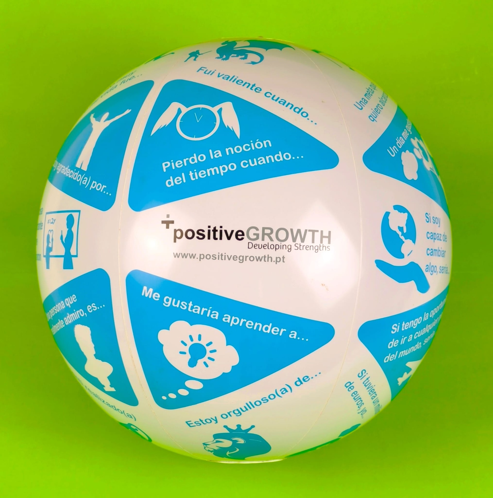 Pelota Positiva Bola branca com mensagens em espanhol e gráficos azuis sobre fundo verde