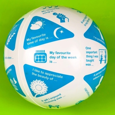 Bola branca com texto e ícones azuis sobre temas e fundo verde