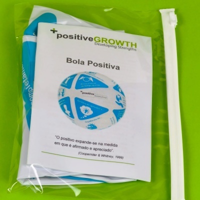 Pacote transparente com bola positiva e instruções em papel branco