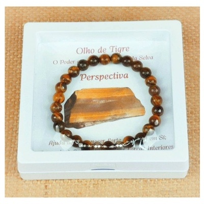 Pulseira de contas em pedra Olho de Tigre numa caixa branca com texto informativo