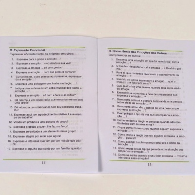 Livro aberto mostrando páginas 14 e 15 com texto em português sobre emoções, em fundo branco.