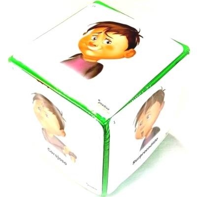 Dado de tecido com ilustrações de expressões faciais de crianças.