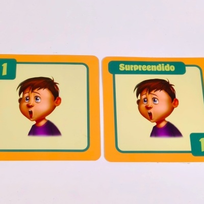 Cartas de jogo com criança surpreendida e texto Surpreendido.