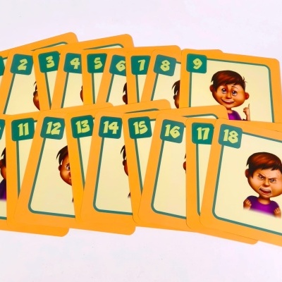 Cartas de jogo numeradas de 1 a 18 com ilustrações de menino e moldura amarela