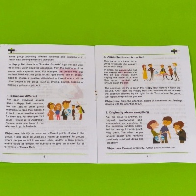 Livro aberto com texto em inglês e ilustrações de pessoas fazendo actividades com bola.