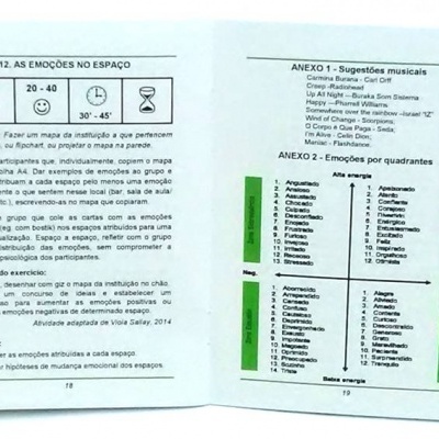 Página de livro com texto em português sobre emoções no espaço e sugestões musicais.