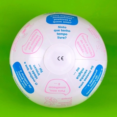 Bola branca com perguntas e frases em balões de diálogo azul e rosa