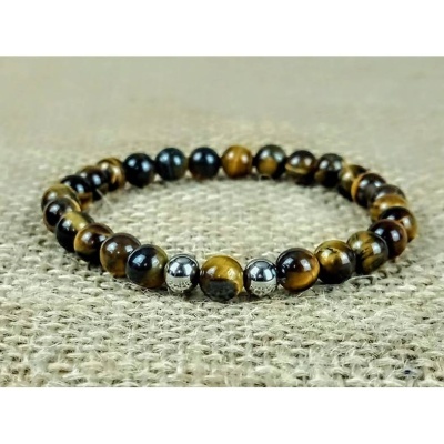 Pulseira de contas em pedra olho de tigre e metais prateados sobre tecido bege