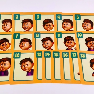 Cartas numeradas com ilustrações de menino mostrando expressões faciais diversas