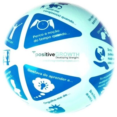 Bola branca com áreas azuis e texto em português sobre crescimento pessoal
