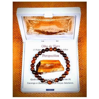 Pulseira de contas de Olho de Tigre numa caixa branca com cartão informativo em português