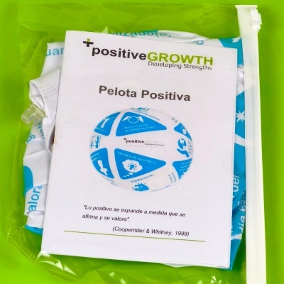 Saco plástico com folheto e bola azul e branca Pelota Positiva