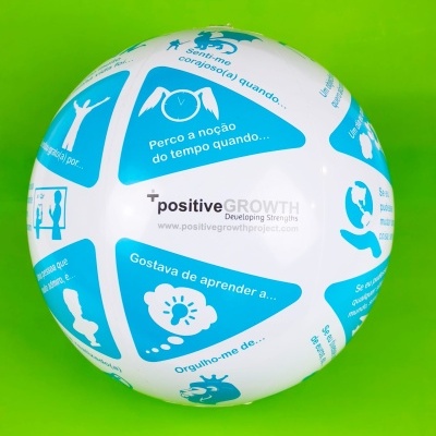 Bola inflável branca com textos azuis e fundo verde