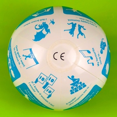 Bola branca com textos e desenhos azuis motivacionais num fundo verde