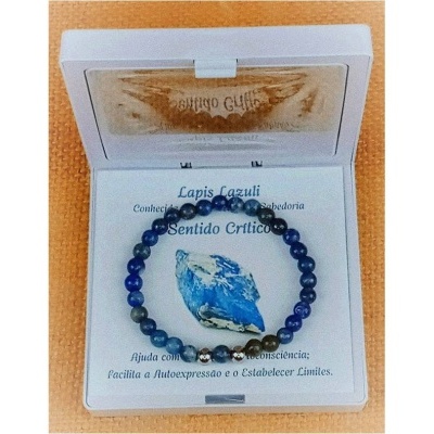 Pulseira de pedras Lápis Lazúli azul escuro em caixa branca com texto informativo