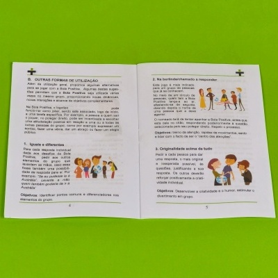Livro aberto com texto em português e ilustrações coloridas de pessoas em grupo