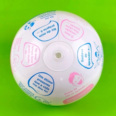 Bola insuflável branca com textos em azul e rosa em balões de fala