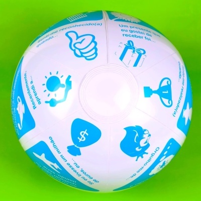 Bola branca e azul com frases e ícones azuis sobre fundo verde