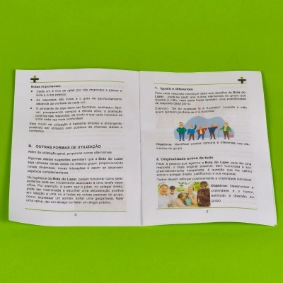 Livro aberto com texto e ilustrações coloridas em fundo verde