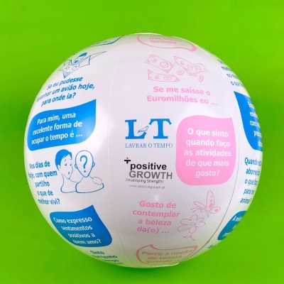 Globo branco com texto em português em azul e rosa sobre fundo verde