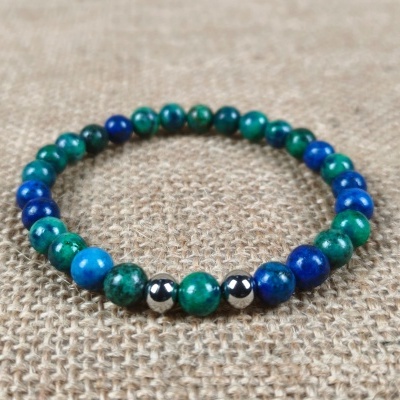 Pulseira de contas azuis e verdes com três contas metálicas prateadas no centro
