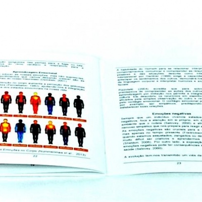 Livro aberto com figuras humanas coloridas e texto em português