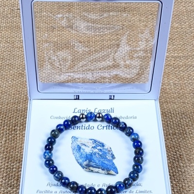 Pulseira de Lapis Lazuli azul num estojo branco com texto e imagem da pedra