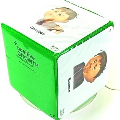 Cubos de jogo com expressões emocionais e texto positive GROWTH